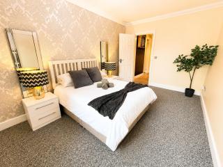 Glen Fern Lodge - Garden Apartment with Parking - Heart of Bournemouth Town Centre - Close to Beach - Darts and Table Football - Sleeps 11 - 4