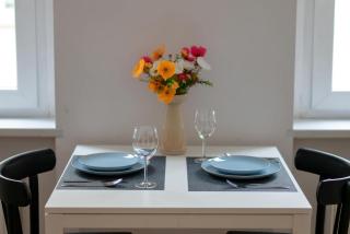 Cozy Apartment in the City Center Near the Old Market Square by Noclegi Renters - 4