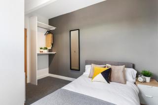 Stylish 5-Bed Home Ideal For Groups - Free Parking - 4
