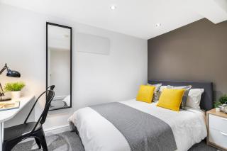 Stylish 5-Bed Home Ideal For Groups - Free Parking - 7
