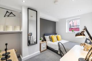 Stylish 5-Bed Home Ideal For Groups - Free Parking - 3