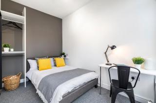 Stylish 5-Bed Home Ideal For Groups - Free Parking - 2