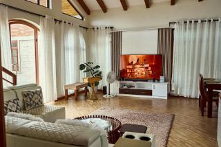 WHITE HOUSE Your Cozy Modern Escape - 2