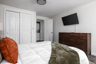 The Harmony Escape with Hot Tub, Sauna, Fire Pit, Games, Sleeps 18 - 8