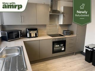 Modern 1 Bed Apartment, King or Twin Beds, Sofa Bed & Free WiFi - 0