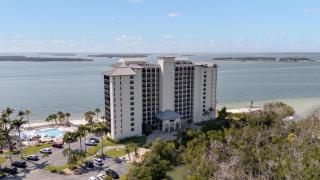 Stunning Waterfront Residence with Panoramic Water Views - 8