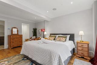 Elegant West End Flat in Glasgow - 1