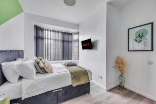 Perfect for Groups and families 4 Bed house in Coventry City Centre , WIFI , Parking - 1