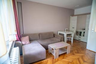 Quaint Studio With Massive Windows - 7