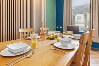 Spacious 3BR Home Near Burnley Town Centre - 1