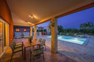 Villa Martha Sisan near Pula for 6 persons with 30 m2 private pool - 3 km from the beach - 8