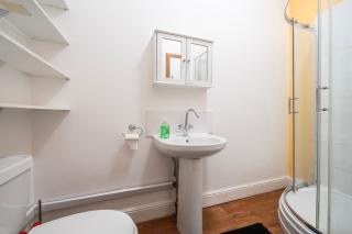 Apartment Sleeps 7 - Pets Free Parking & WiFi - 7