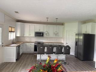 Beautiful Full of Light 6 Bedroom's House - 4