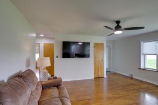1 Mi to Dtwn & Beach! Port Clinton Family Escape - 7
