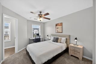Bright, Modern 2 bedroom Home Away From Home - 5