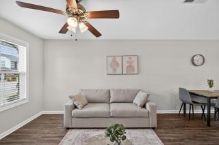 Bright, Modern 2 bedroom Home Away From Home - 9