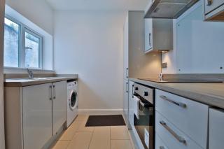 Modern 3-Bed House with Courtyard, Treforest - 4