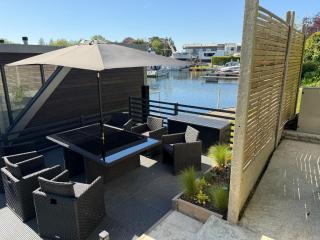 Escape to Willow Wharf - A Luxury Thames Houseboat - 2