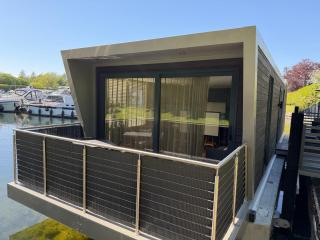 Escape to Willow Wharf - A Luxury Thames Houseboat - 3