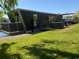 Escape to Willow Wharf - A Luxury Thames Houseboat - 5