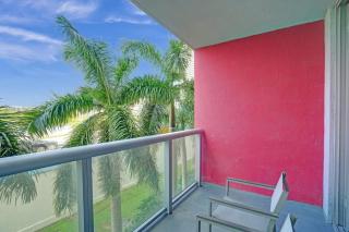 Chic Studio Beach Service Pool Gym Near Ocean 410 - 1