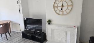 4 Bed House Sleeps 7 with Garden and Parking - 7