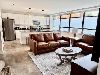 Newly Renovated Downtown Roanoke Apartment with Queen Bed & Private FREE Parking - 0