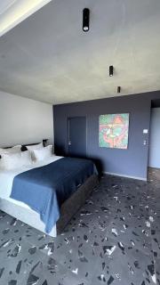 Suite 28 - 7