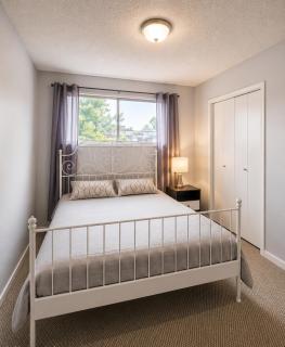 Modern 2-Bedroom Suite, 3-Min Walk to C-Train & Shopping - 6
