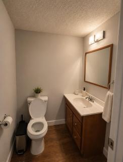 Modern 2-Bedroom Suite, 3-Min Walk to C-Train & Shopping - 3