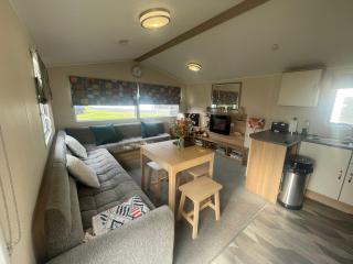 Caravan with Pool and Entertainment near Dover - 3