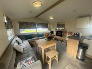 Caravan with Pool and Entertainment near Dover - 9