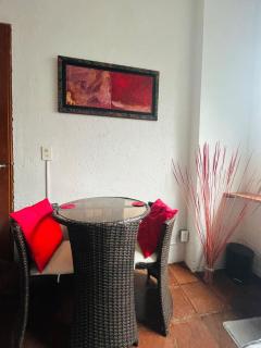 Elegant Artsy Independent Studio - 4