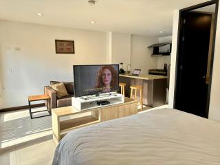 Near Airport King Bed, Gym & Steam Room - 0