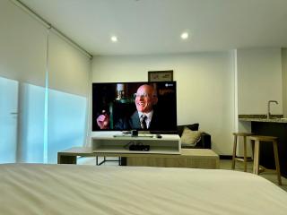 Near Airport King Bed, Gym & Steam Room - 4