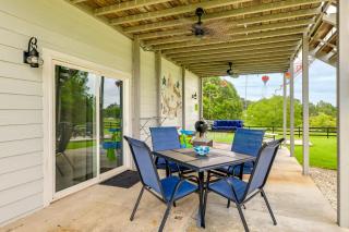 Walk to Lake Texoma! Group Getaway w/ Games + Fun - 8