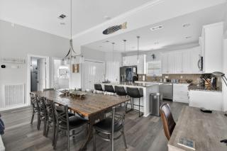Stunning, open concept beach home, 3 to 5 minute walk to the beach - 1