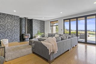 2BR Relax at Lake Hood Luxury Canal Home with Jetty - 0