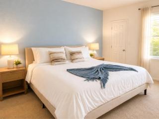 Serene Cozy 2BR WORKERfriendly, Pool I Gym I KINGbed - 0