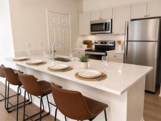 Serene Cozy 2BR WORKERfriendly, Pool I Gym I KINGbed - 9