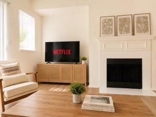 Serene Cozy 2BR WORKERfriendly, Pool I Gym I KINGbed - 8