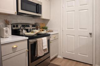 Serene Cozy 2BR WORKERfriendly, Pool I Gym I KINGbed - 4
