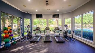 Serene Cozy 2BR WORKERfriendly, Pool I Gym I KINGbed - 1