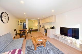 Stylish 1BR Stay on Moorhouse Avenue - 1