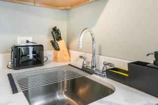 Cozy and Private 1 BD Near City and Airport - 2