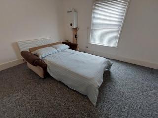 Flat B, 63 High Street, Ryde - 8