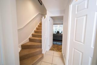 2BR House - Sleeps 5 with Parking - Guildford Centre - 1