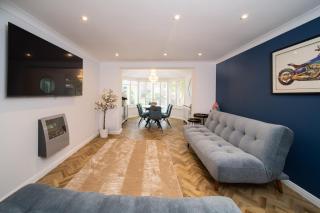 2BR House - Sleeps 5 with Parking - Guildford Centre - 2