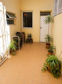 Departamento céntrico amplio y con patio - 1