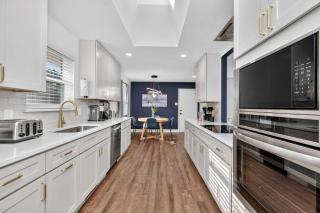Timeless Charm w Pool Backyard Patio 5BD 2BA - 4